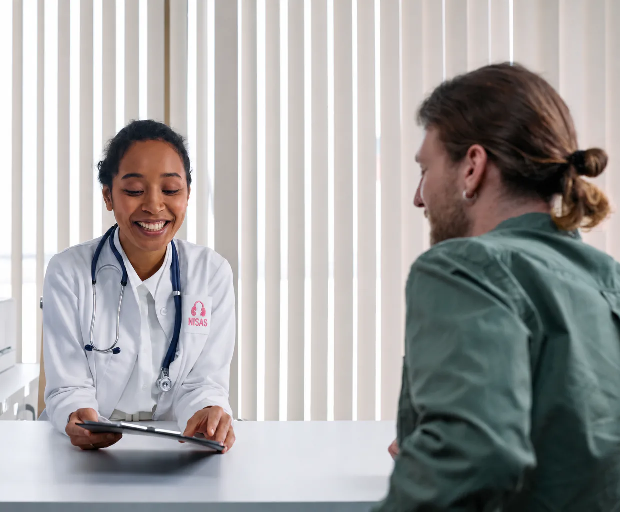 Profesional de salud brindando orientación a un paciente internacional