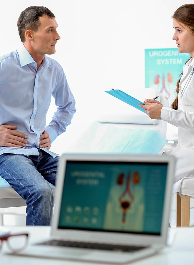 Paciente conversando con una especialista sobre trasplante renal
