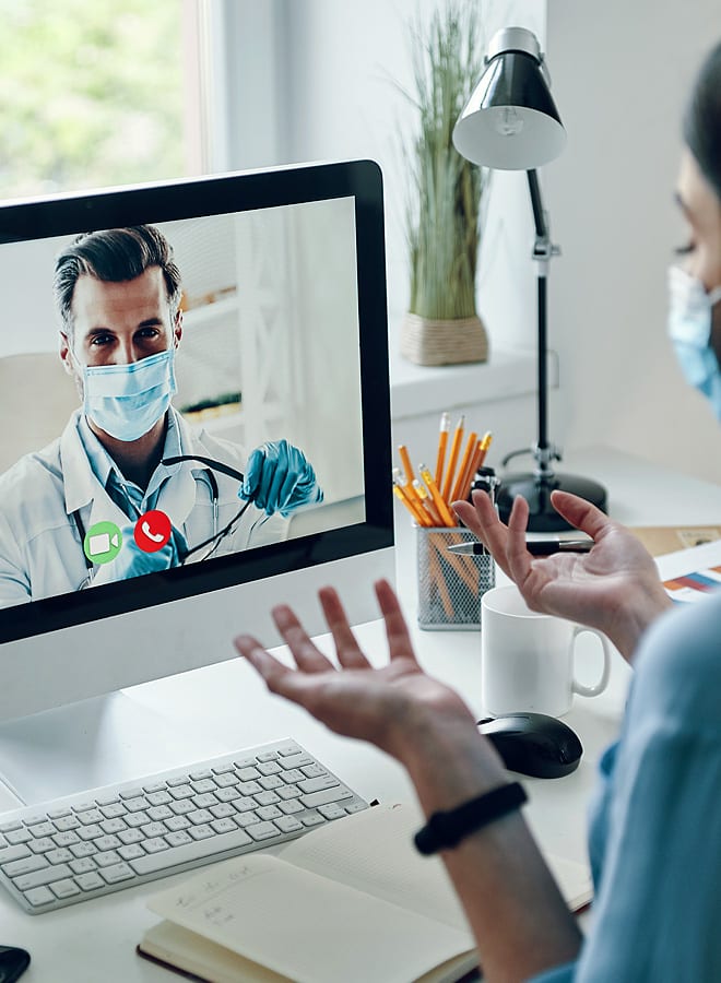 Paciente recibiendo orientación médica mediante consulta virtual
