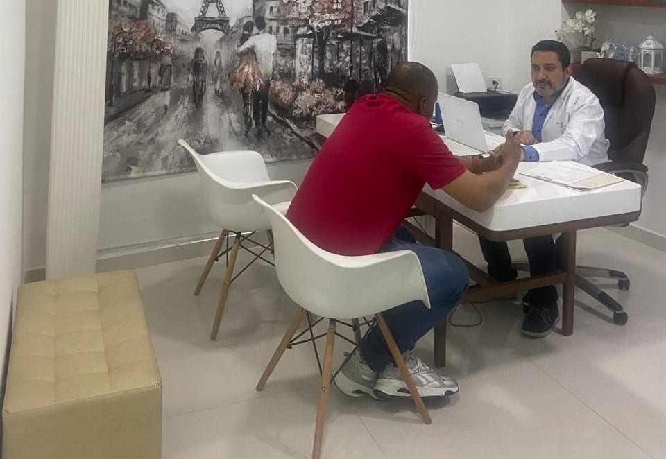 Dr. Norman Alhajj providing an in-person consultation at NISAS in Cali