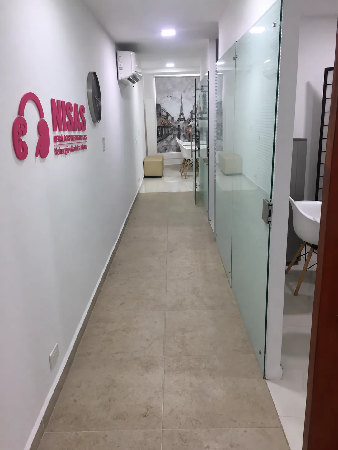 Pasillo e instalaciones reales de NISAS en Cali