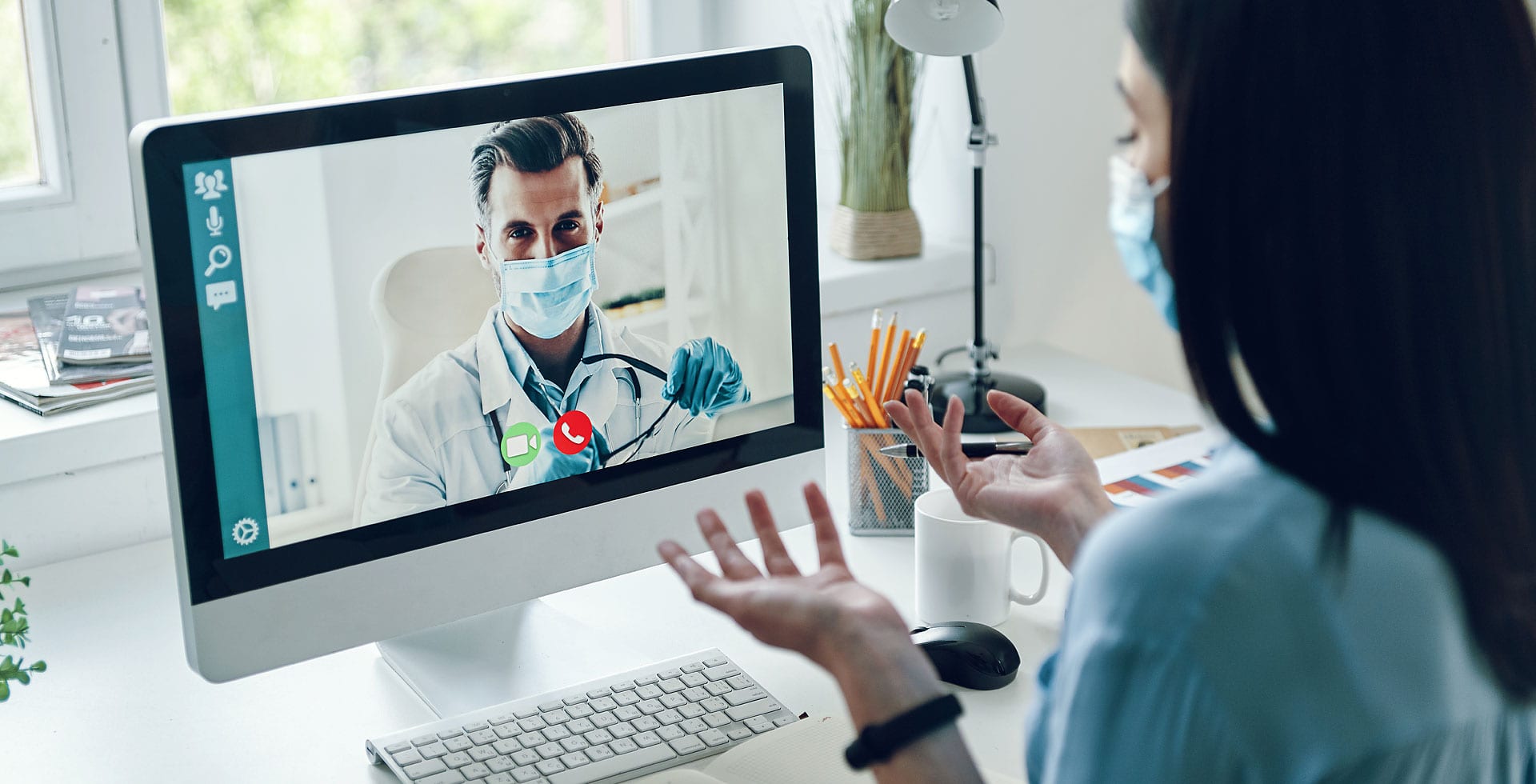 Paciente recibiendo orientación médica mediante consulta virtual